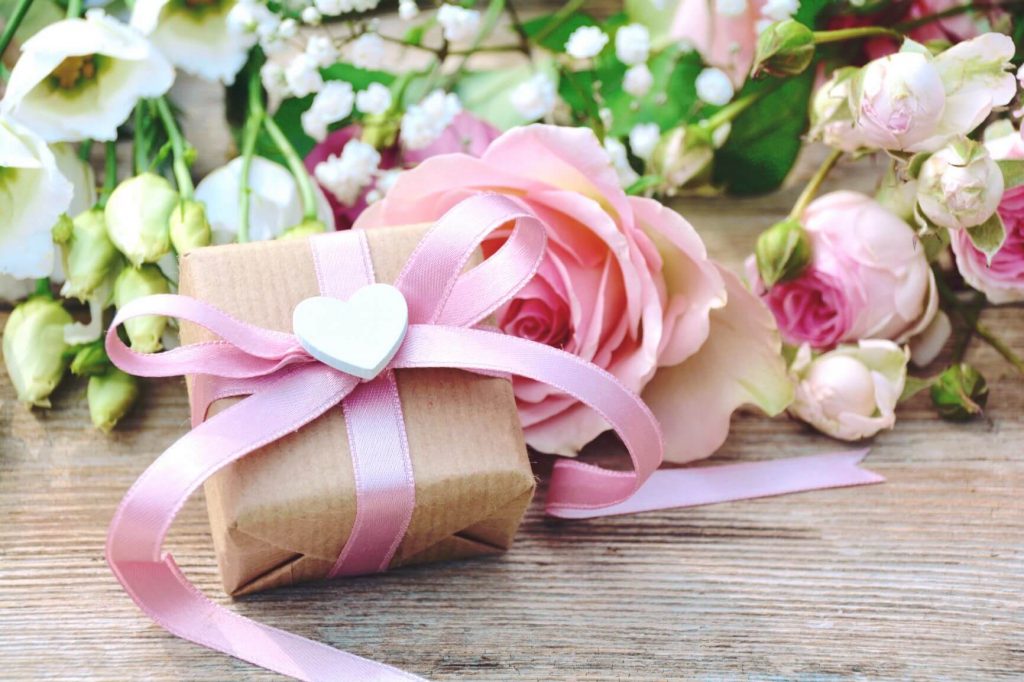 The Wedding Avenue 147 traditional Wedding Anniversary Gifts