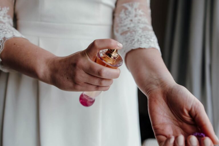How to Choose the Perfect Perfume for Your Wedding 18 bride sprays wedding perfume