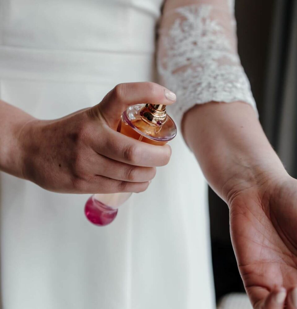 How to Choose the Perfect Perfume for Your Wedding 5 bride sprays wedding perfume