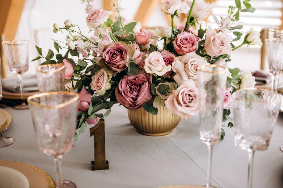 Essentials To Book In Advance When Planning A Wedding 6 Beautiful wedding flowers and decoration fo the wedding table